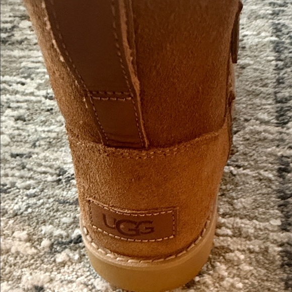 NWT Ugg Classic Mini Zip Boots in Chestnut - Picture 3 of 6